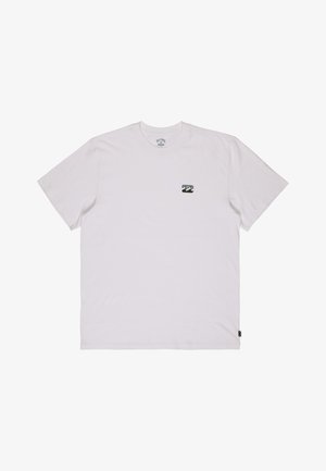 Hvit bomulls-T-skjorte med korte ermer, rund hals og en liten flerfarget bølgelogo på venstre bryst. Teksturert stoff.