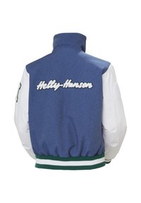 Blauwe en witte bomberjack met een hoge kraag, elastische onderrand en gestreepte groene accenten. Heeft grote "Helly-Hansen" borduursels op de achterkant.