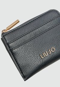 Portafoglio in pelle nera effetto granulado con hardware dorato, dotato di più scomparti per carte e chiusura con zip per maggiore sicurezza.