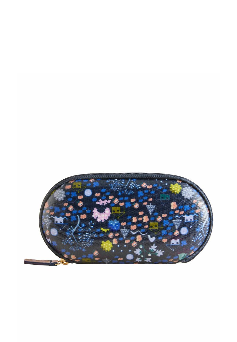 Okrogla, zadrgana torbica s temno modro podlago. Ponaša se s pisanimi cvetličnimi motivi v roza, rumeni in zeleni barvi, z majhnimi dekorativnimi oblikami.