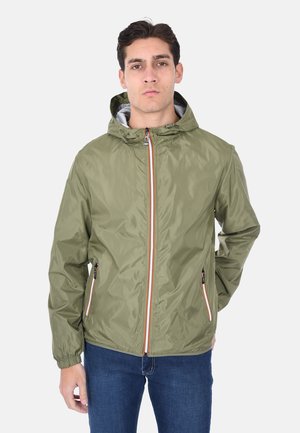 Giacca con cappuccio verde oliva dal design leggero, con zip frontale e tasche, accentuata da dettagli arancioni sulle cerniere.