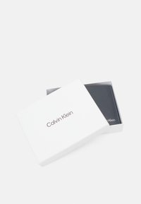 Calvin Klein WARMTH BIFOLD COIN - Rahakott - iron gate pebble
