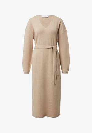 Beżowa dzianinowa sukienka z dekoltem w serek, długimi rękawami i dopasowanym paskiem. Krój prosty z prążkowanymi wstawkami na mankietach i dole sukienki.