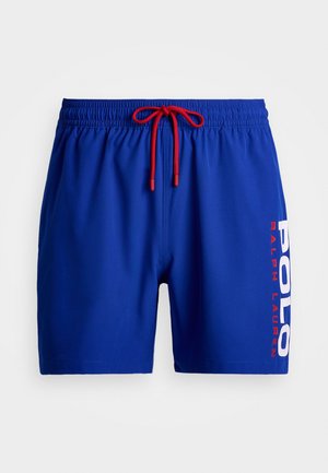 Shorts de înot albaștri, realizati dintr-un material ușor, având un tiv elastic cu un șnur roșu și o imprimare albă a unui logo pe lateral.