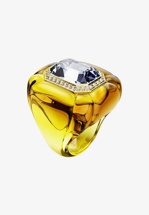 Złoty pierścionek z dużym prostokątnym przezroczystym kamieniem szlachetnym otoczonym małymi okrągłymi diamentami na górze.