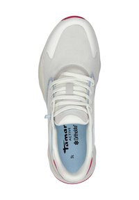 Scarpa sportiva bianca con tomaia in mesh testurizzato, soletta azzurro chiaro e dettagli rosa sul tallone. Inclusi i lacci e i dettagli del logo.
