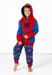 Rote und blaue Spider-Man-Haube mit Spinnengrafik, kombiniert mit blauen Pyjamahosen, die wiederholt Kopf-Muster von Spider-Man zeigen.