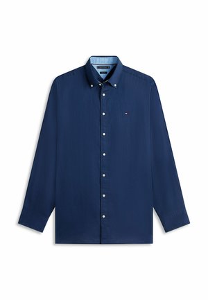 Marineblauw overhemd met lange mouwen, knoopsluiting, een button-down kraag en een klein rood-wit-blauw logo op de linkerborst.