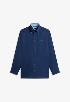 Marineblauw overhemd met lange mouwen, knoopsluiting, een button-down kraag en een klein rood-wit-blauw logo op de linkerborst.