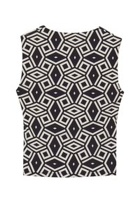 Top senza maniche con un audace motivo geometrico a diamante in bianco e nero, caratterizzato da forme simmetriche che coprono l'intero tessuto.