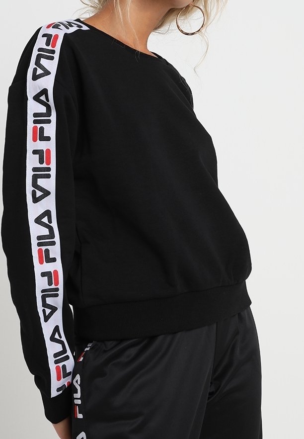 Černá mikina se zaobleným výstřihem, s bílými rukávy zdobenými červeným a černým logem FILA a žebrovaným pasem a pružnými manžetami.