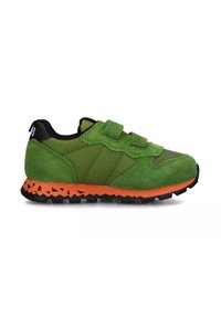 Scarpa sportiva verde realizzata in materiali scamosciati e tessili, dotata di cinturini in Velcro, con una intersuola arancione e una suola esterna in gomma nera testurizzata.