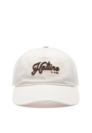 Gorra de béisbol blanca con panel trasero de malla y logo bordado en marrón "Hatline LAB." en el centro frontal.