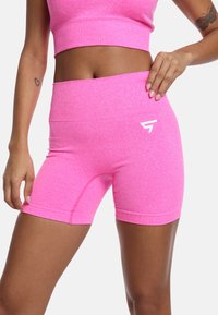 Rosa sportshorts i ett texturerat material med hög midja. Har en vit logotyp på sidan och en åtsittande design.