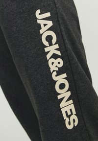 Jack & Jones JOGGING REGULAR FIT - Pantalones deportivos - black