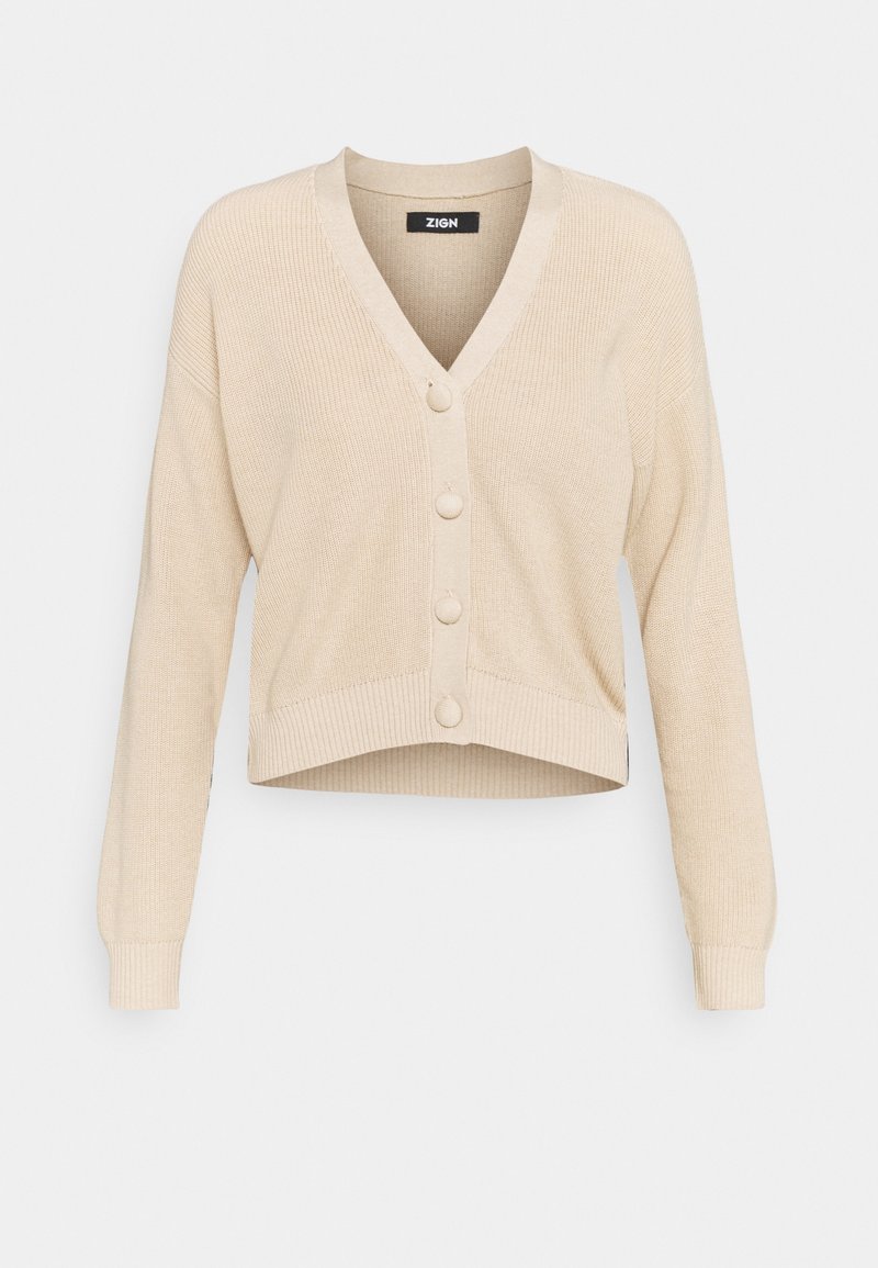 Cardigan court beige à manches longues, col en V, poignets et ourlet côtelés, avec quatre grands boutons recouverts sur le devant.