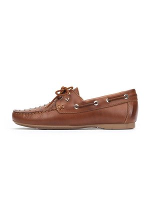 Zapato de barco de piel marrón con suela plana, cordones decorativos y ojetes de metal. Presenta un patrón cosido y un diseño de punta redonda.