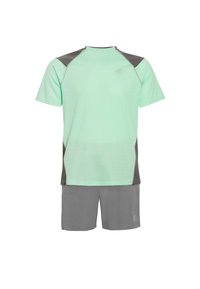 Camiseta atlética verde claro con acentos en gris oscuro y pantalones cortos en gris a juego. Presenta un cuello redondo y mangas cortas, fabricada con material que absorbe la humedad.