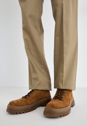 Schnürstiefelette - cognac