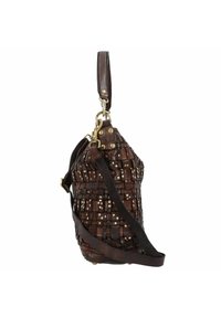 Borsa a tracolla in pelle marrone con texture intrecciata, dotata di borchie dorate, una robusta tracolla e una forma strutturata. Visibili dettagli firmati.