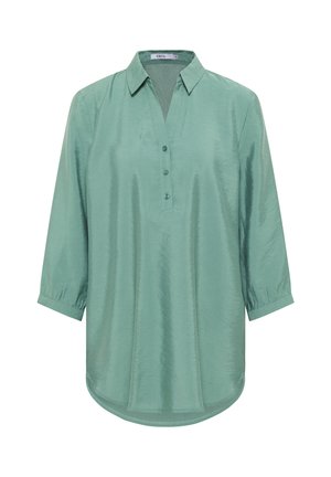 Chemisier vert clair semi-transparent avec un col pointu, un décolleté en V, trois boutons et des manches trois-quarts. Texture lisse avec une coupe légèrement décontractée.