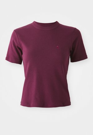 Short-sleeve ribbed burgundy T-shirt with crew neck and subtle embroidered logo on the left chest.