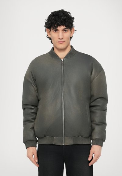 Veste bombardier en similicuir gris foncé avec poignets et col côtelés, équipée d'une fermeture éclair frontale et de poches latérales. Fini lisse avec une texture légère.