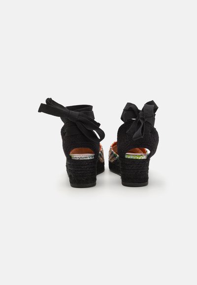 Sandale negre cu toc wedge, superior din material textil, călcâi deschis și accente cu fundiță. Detalii colorate și modelate pe branț și textură împletită pe toc.