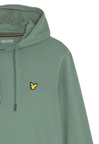 Felpa con cappuccio in tessuto verde tenue, caratterizzata da un piccolo logo di un uccellino giallo sul lato sinistro del petto e dettagli con cordino sul cappuccio.