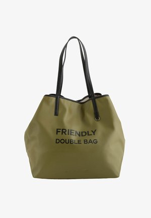 Bolsa tote verde oliva con un acabado texturizado, correas de cuero negro y el texto "BOLSA DOBLE AMIGABLE" en letras negras en negrita en la parte frontal.