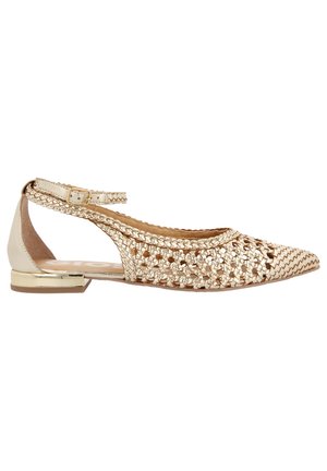 Zapato plano y de punta abierta con acabado metálico dorado. Presenta una textura trenzada y una correa en el tobillo con hebilla ajustable. Tacón bajo.