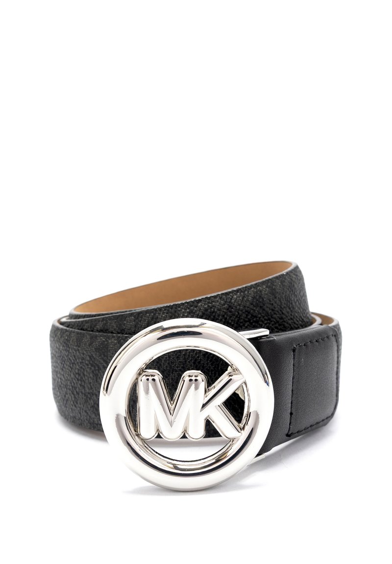 Sort læderbælte med tekstureret overflade, med en cirkulær sølvspænde med 'MK' logo. Enkel design, glatte kanter, 1,5 tommer bred.