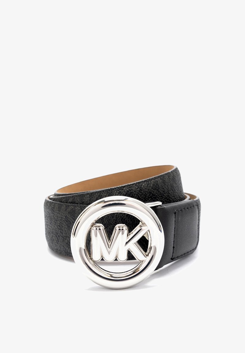 Ceinture en cuir noir avec finition texturée, dotée d'une boucle circulaire en argent avec le logo 'MK'. Design simple, bords lisses, largeur de 1,5 pouce.