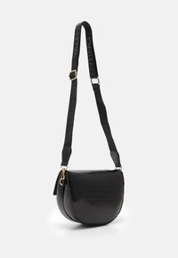 Borsa a tracolla nera in pelle con un motivo testurizzato a coccodrillo, dotata di una chiusura in metallo dorato e di una tracolla con il nome del marchio stampato.