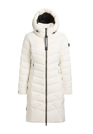 Viegls balts pūkains mētelis ar chevron šuvēm, augstu apkakli, zipsa slēgšanu un sānu kabatām. Iekļauj melnus aksesuārus un logo detaļu.