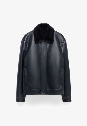 Veste en cuir noire avec col en fourrure noire, boutons-pression à l'avant, manches longues et deux poches latérales verticales, présentée sur fond blanc.