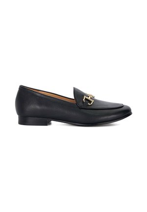 Mocassin femme en cuir noir avec petit talon et boucle décorative en métal doré sur fond blanc.
