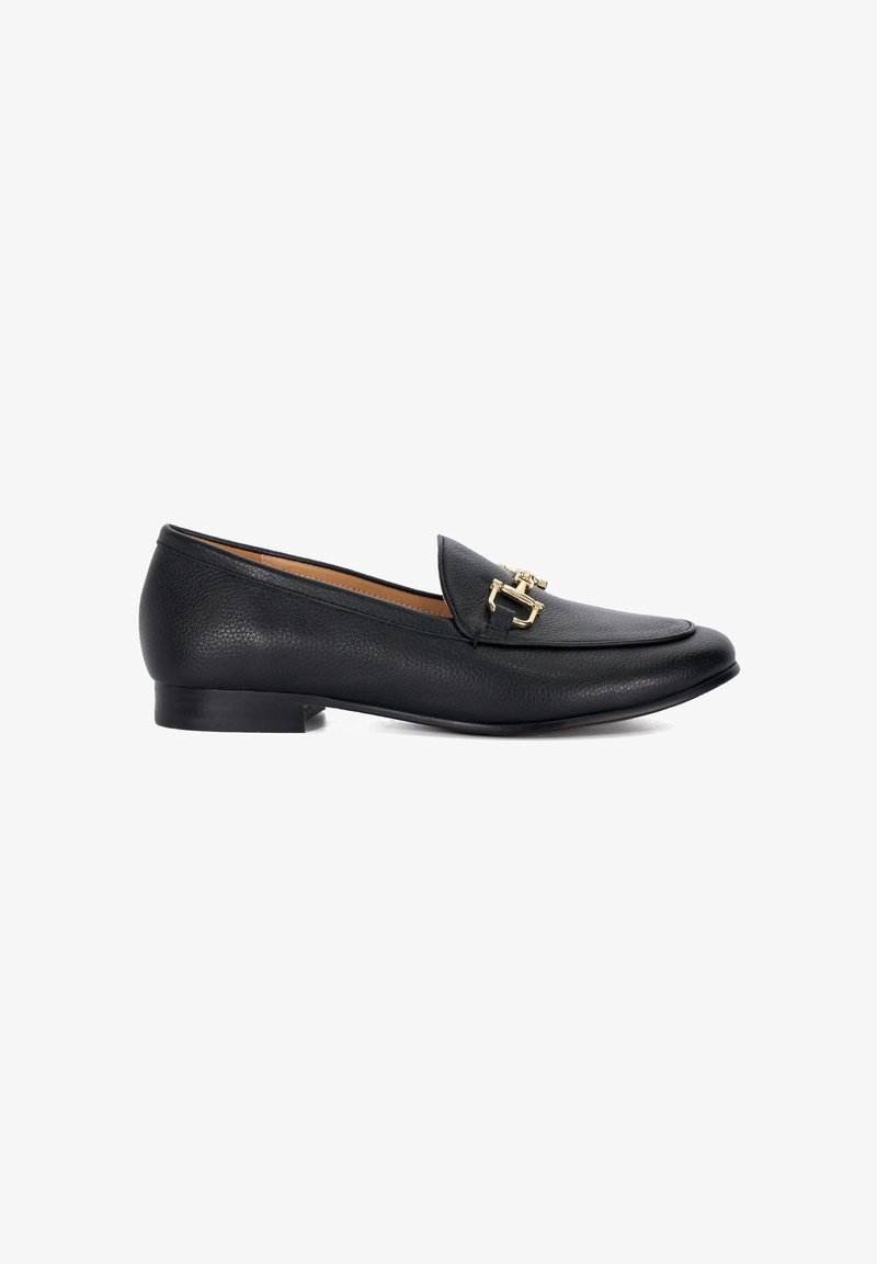Mocassin femme en cuir noir avec petit talon et boucle décorative en métal doré sur fond blanc.
