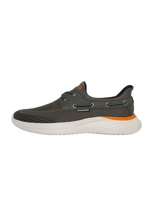Zapatilla Skechers verde oliva con parte superior de malla transpirable, suela blanca texturizada, cordones en negro y blanco, y detalle en naranja cerca del talón.