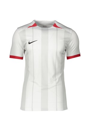 Weißes Sportshirt mit kurzen Ärmeln, dezenten vertikalen Streifen, roten Akzenten an Schultern und Ärmeln und einem schwarzen Nike-Logo auf der Brust.