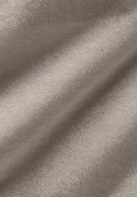 Texturerad tyg i en mjuk grå färg, som visar diagonala vävmönster. Materialet verkar slätt med en subtil glans.