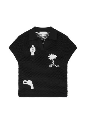 Zwart gehaakt poloshirt met korte mouwen en witte geborduurde ontwerpen van een vissengraat, bloem en pistool.