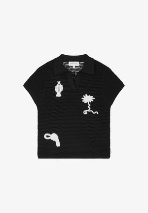 Zwart gehaakt poloshirt met korte mouwen en witte geborduurde ontwerpen van een vissengraat, bloem en pistool.