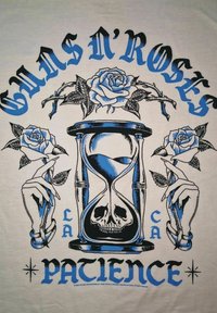 Hvid T-shirt med et blåt og sort grafisk design af et timeglas med et kranium, roser og teksten "Guns N' Roses Patience."