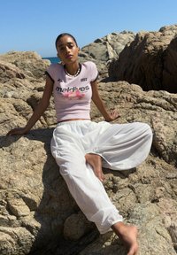 Bershka SHORT SLEEVE WITH CONTRAST - Potiskana majica - light pink