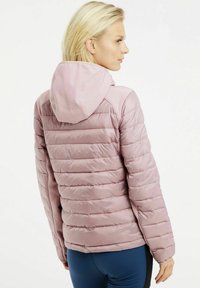 Lichtroze pufferjack met een rits aan de voorkant, horizontale naden en een capuchon. Glad textuur, slim fit en elastische manchetten.