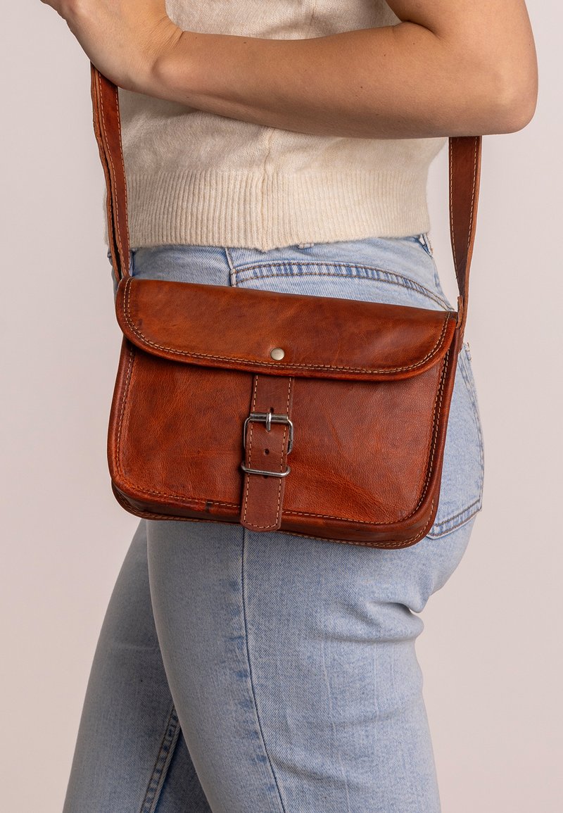 Gusti Leder - MARY M - Cross body bag - braun, Enlarge