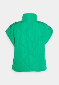 Grön vadderad väst med hög krage, breda armhål och ett diagonalt quiltat mönster. Slät yta med en glänsande finish.