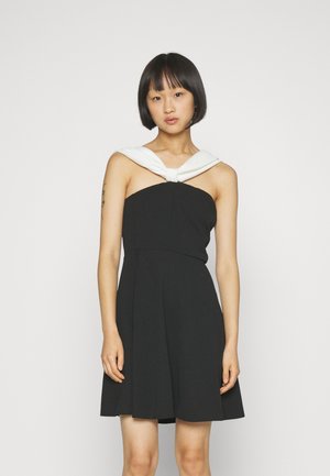 WAL G PETITE ALIA OFF SHOULDER SKATER - Džersejové šaty - black/white