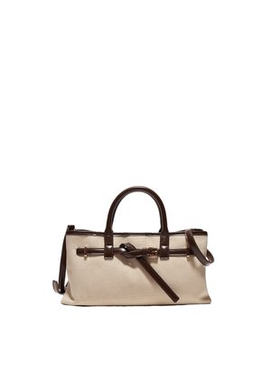 Beżowa prostokątna torebka z ciemnobrązowymi skórzanymi uchwytami, wykończeniem i związanym paskiem z przodu, na białym tle.